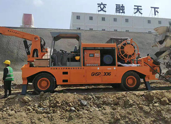 中交四公局混凝土濕噴臺(tái)車施工視頻